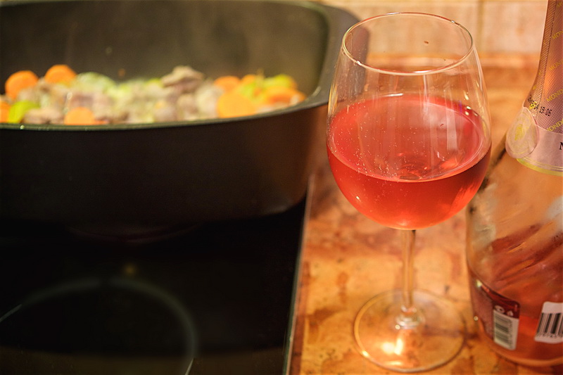 вылить вино